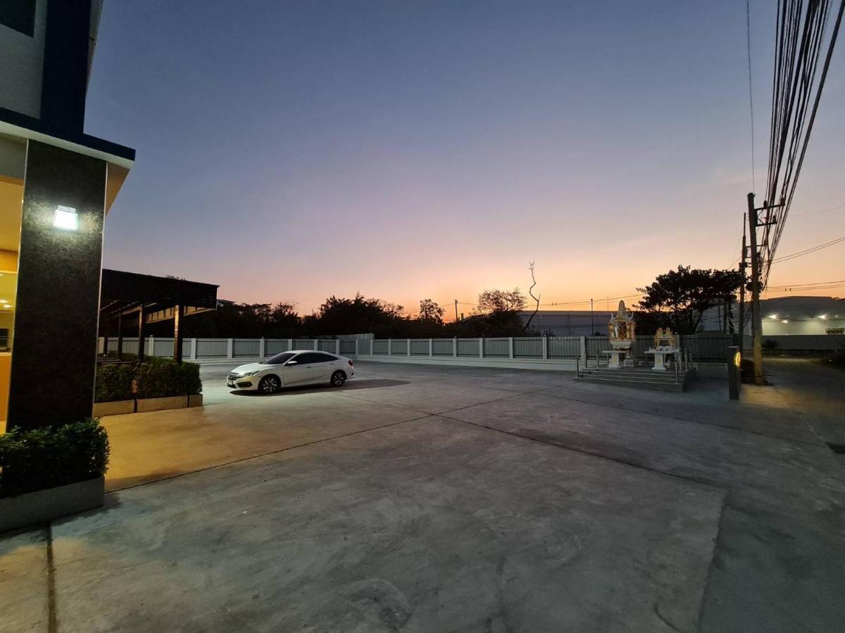 The Charlotte Smart Hotel Lop Buri Esterno foto