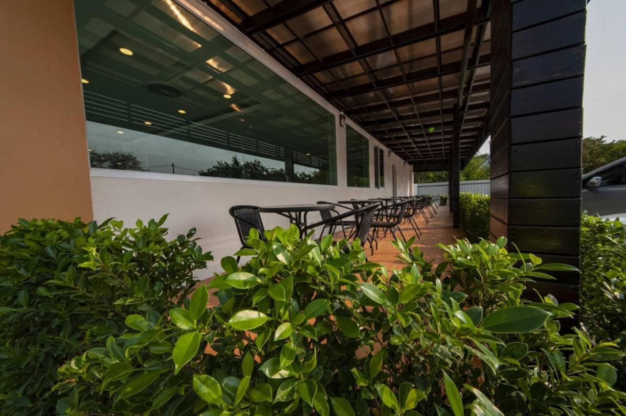 The Charlotte Smart Hotel Lop Buri Esterno foto