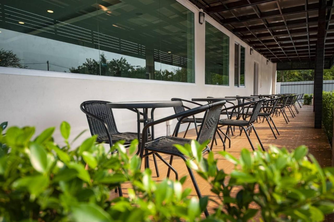 The Charlotte Smart Hotel Lop Buri Esterno foto